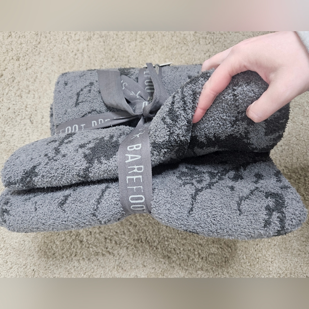 NWT Barefoot Dreams CozyChic Splatter Tie Dye Blanket Graphite Carbon 45x60" - Picture 3 of 4